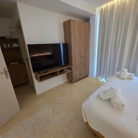 Fofo Platana Beachfront *