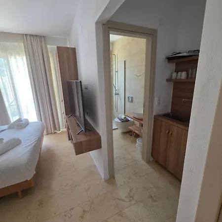 Fofo Platana Beachfront Villa