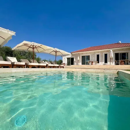Fofo Platana Beachfront Villa *