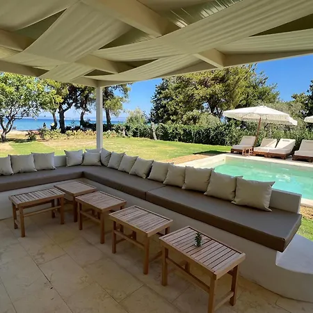 Fofo Platana Beachfront Villa *