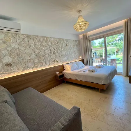 Fofo Platana Beachfront Villa *