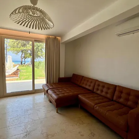 Fofo Platana Beachfront Villa
